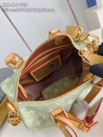 Borsa di lusso verde con logo, compartimenti interni e dettagli in hardware dorato elegante.