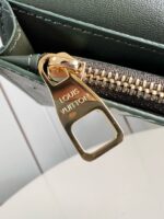 Borsa di lusso Louis Vuitton con zip in oro e pelle color verde scuro.