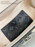 Interno di borsa di lusso con portafoglio Louis Vuitton in pelle nera e rivestimento beige.