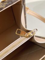 Interno di borsa di lusso con cerniera dorata e fodera beige raffinata.