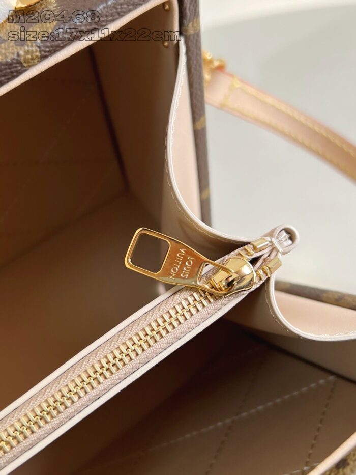 Interno di borsa di lusso con cerniera dorata e fodera beige raffinata.