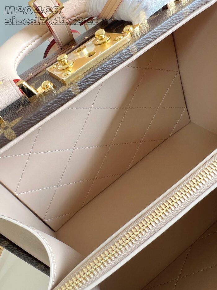 Interno elegante di borsa di lusso con fodera imbottita e dettaglio clasp in oro.