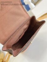 Interno di borsa di lusso con fodera morbida e dettagli dorati, elegante e spaziosa.