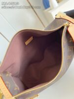 Interno di borsa di lusso viola con scomparti eleganti e dettagli in oro raffinato.