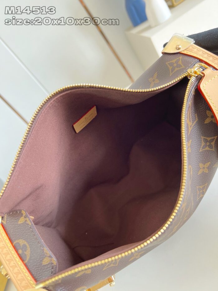 Interno di borsa di lusso viola con scomparti eleganti e dettagli in oro raffinato.