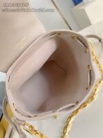 Borsa elegante beige con interno spazioso, tracolla oro e design minimalista, ideale per ogni occasione.