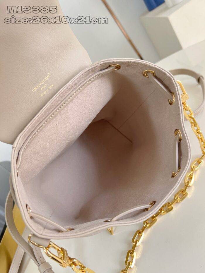 Borsa elegante beige con interno spazioso, tracolla oro e design minimalista, ideale per ogni occasione.