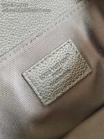 Interno di lusso Louis Vuitton Made in Italy, dettaglio autentico e craftsmanship elevato.