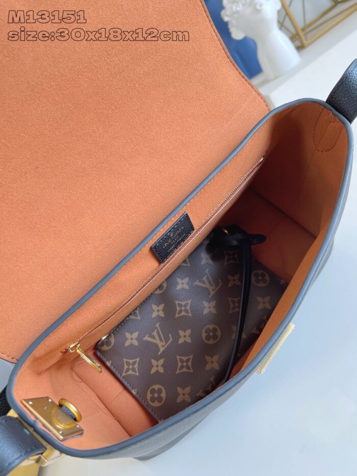 Interno di borsa Louis Vuitton, fodera arancione, pouch monogram, dettagli di lusso raffinati.