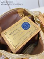 Interno di borsa di lusso con etichetta di autenticità e finiture eleganti.