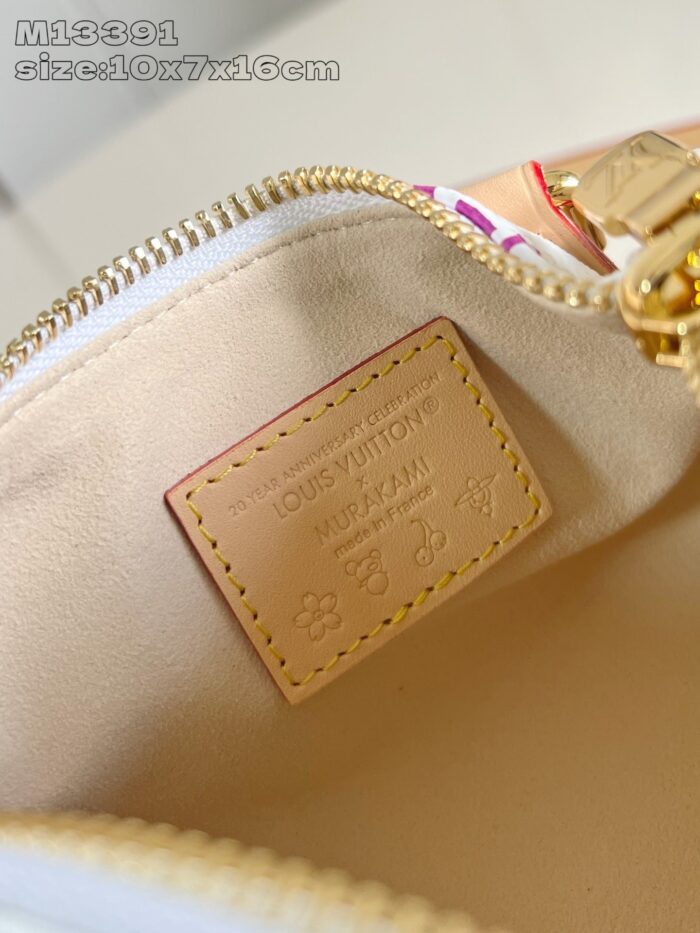 Interno di borsa di lusso con etichetta in pelle e dettagli raffinati in oro