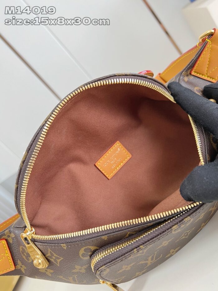 Interno di borsa di lusso in pelle monogrammata, spaziosa ed elegante, dimensioni 15x8x30 cm.