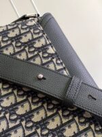 Borsa di lusso in tessuto e pelle con dettagli eleganti e stile sofisticato.