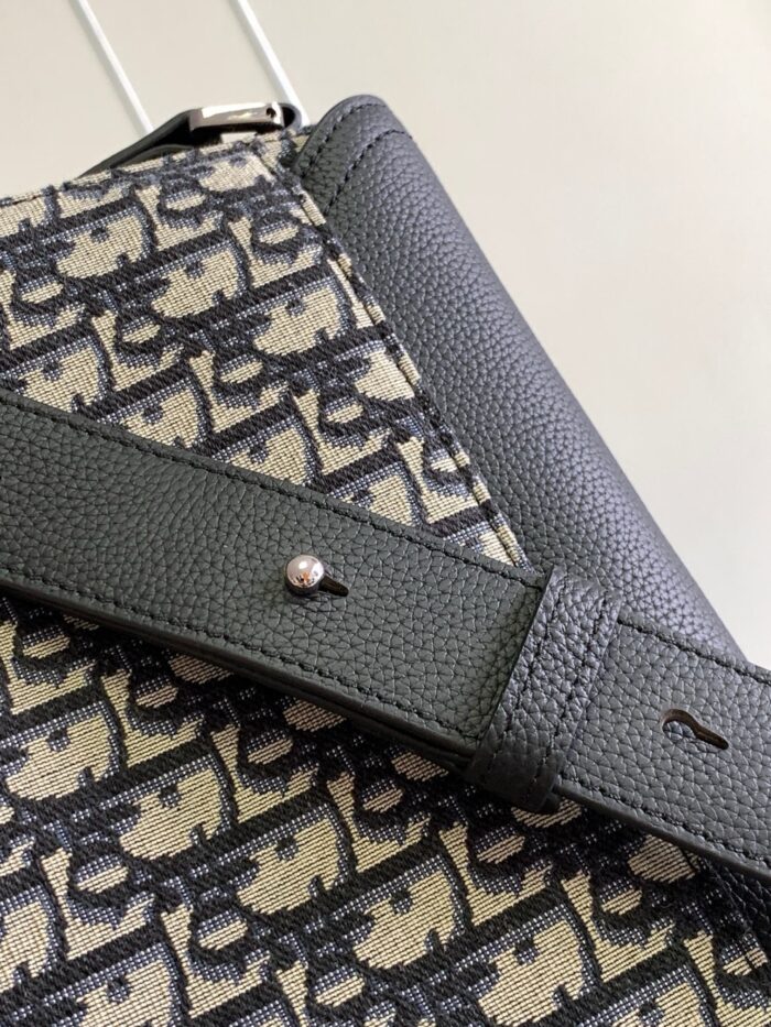 Borsa di lusso in tessuto e pelle con dettagli eleganti e stile sofisticato.
