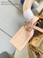 Borsa di lusso con manico in pelle, dettaglio personalizzabile e stampa monogrammata elegante.