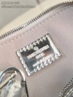 Borsa elegante con etichetta in metallo, materiali di alta qualità e design moderno