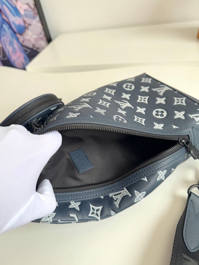 Borsa di lusso grigia con logo iconico e interno elegante, vista dettagliata e cura artigianale.