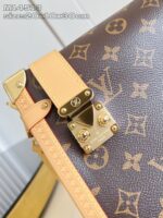 Borsa di lusso con monogramma, chiusura oro e tracolla in pelle marrone.