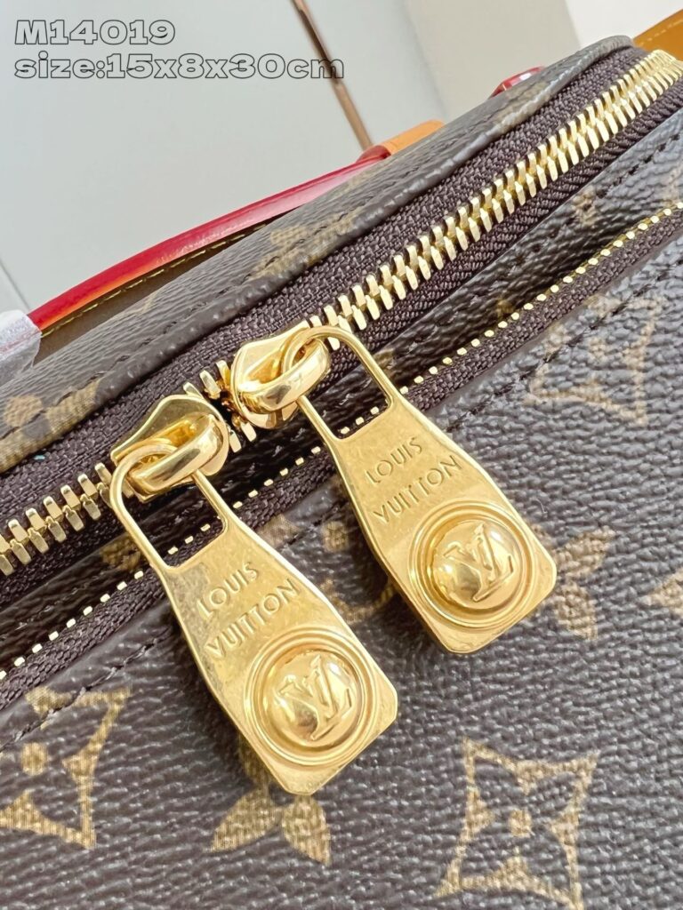Borsa Louis Vuitton Monogram con zip in oro, dettagli di lusso e alta qualità.