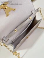 Borsa elegante in grigio con dettagli oro, design raffinato e pratico interno.
