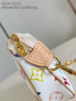 Borsa bianca di lusso con dettagli dorati, monogramma e zip elegante.