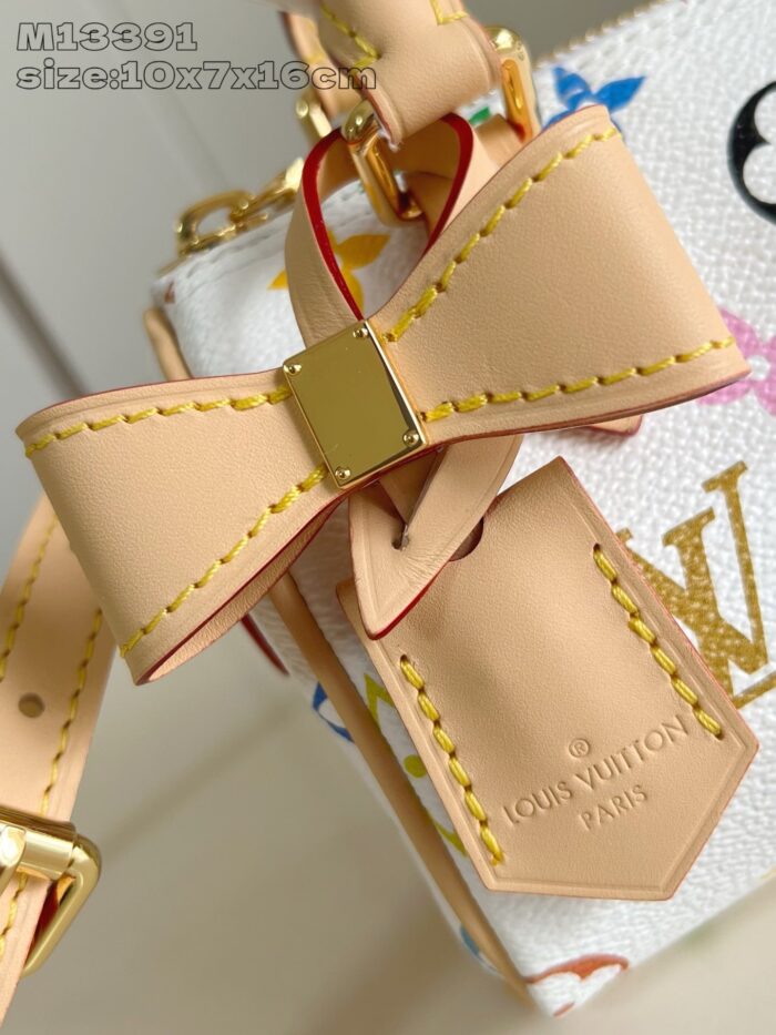 Borsa di lusso con fiocco in pelle, dettagli oro e design vivace.