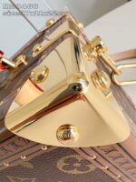 Borsa di lusso in pelle con hardware dorato e monogramma elegante, stile sofisticato e versatile.