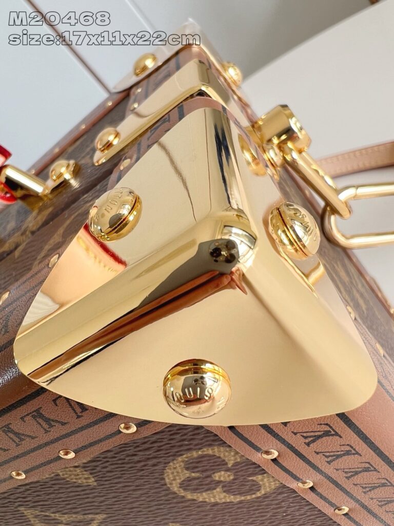 Borsa di lusso in pelle con hardware dorato e monogramma elegante, stile sofisticato e versatile.