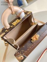 Borsa di lusso con monogramma elegante, dettagli in oro e tracolla regolabile.