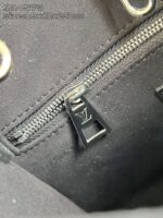 Zip di lusso Louis Vuitton, dettagli raffinati e logo inciso su cremallera elegante.