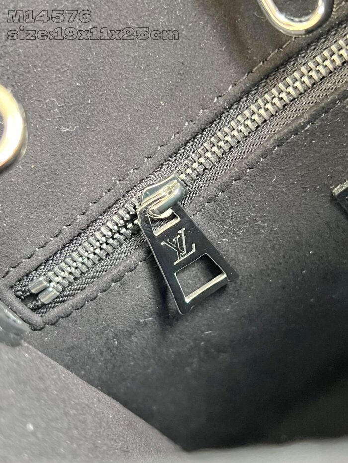 Zip di lusso Louis Vuitton, dettagli raffinati e logo inciso su cremallera elegante.