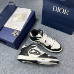 Sneakers alte di lusso bianco e nero con confezione elegante e dettagli premium.