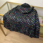 Giacca oversize con logo colorato, stile fashion e dettagli di lusso su tavolo di vetro.