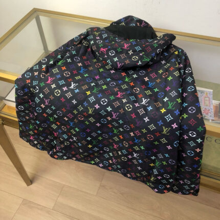 Giacca oversize con logo colorato, stile fashion e dettagli di lusso su tavolo di vetro.