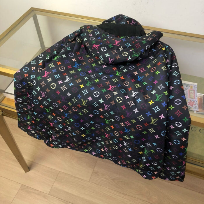 Giacca oversize con logo colorato, stile fashion e dettagli di lusso su tavolo di vetro.