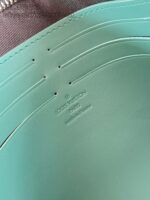 Borsa di lusso Louis Vuitton in pelle teal con dettagli eleganti e logo iconico.