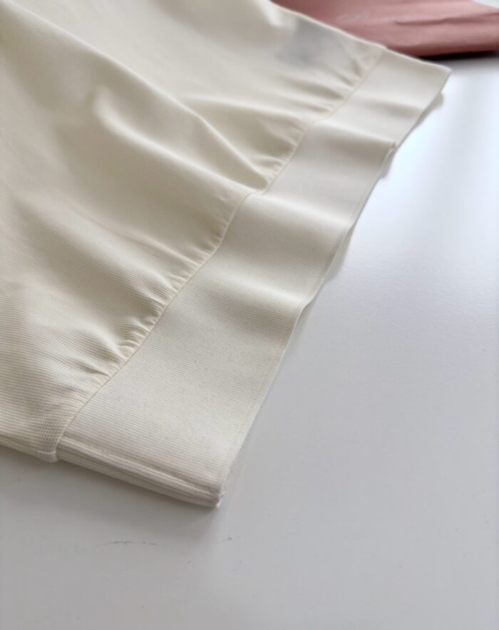 Tessuti eleganti in seta e cotone pastel, raffinati e dal look minimalista.