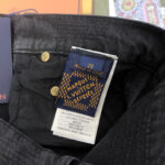 Jeans di lusso Louis Vuitton Made in Italy con etichetta elegante e dettagli di qualità.