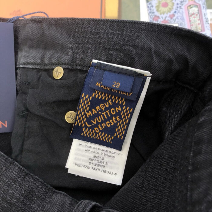 Jeans di lusso Louis Vuitton Made in Italy con etichetta elegante e dettagli di qualità.