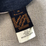 Etichetta Louis Vuitton jeans, taglia 29, dettaglio di lusso e qualità.