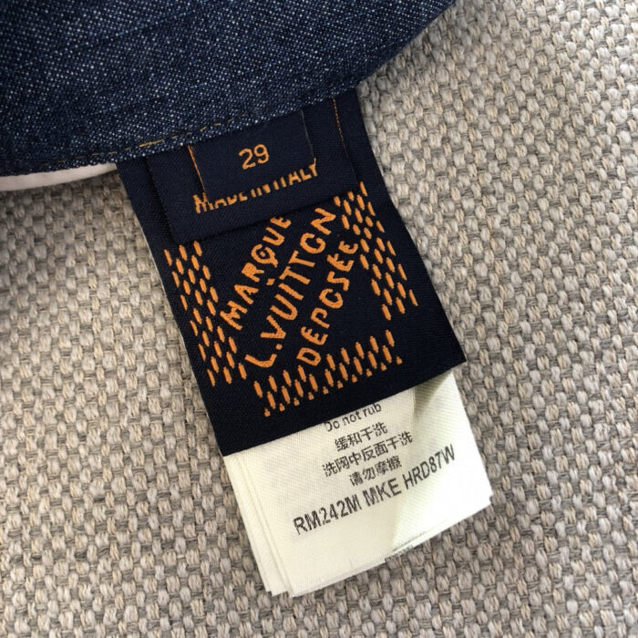 Etichetta Louis Vuitton jeans, taglia 29, dettaglio di lusso e qualità.