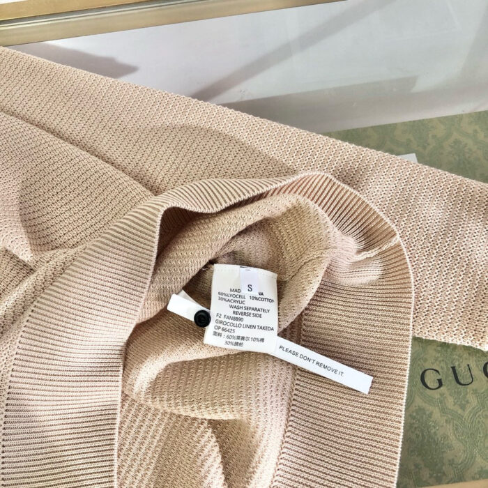 Maglione di lusso beige con etichetta di qualità, stile elegante e morbido comfort.