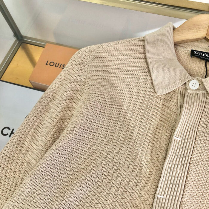 Maglione beige di cashmere con colletto polo e dettagli eleganti, marca di lusso LOUIS.