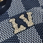 Maglione Louis Vuitton con logo in perline e motivo checkered blu e bianco elegante.