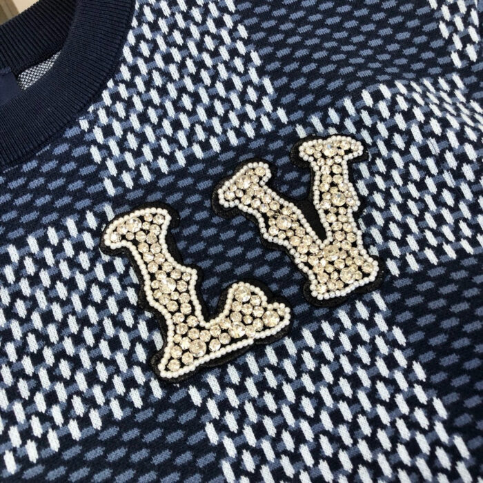 Maglione Louis Vuitton con logo in perline e motivo checkered blu e bianco elegante.