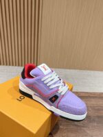 Sneaker di lusso lavanda con dettagli bianchi e rossi, su scatola arancione minimalista.