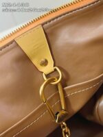 Borsa in pelle di lusso con dettagli in oro e chiusura a zip elegante.