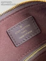 Borsa Louis Vuitton in pelle con logo dorato e interno spazioso, dettagli di alta qualità.