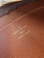 Interno in pelle Louis Vuitton, logo dorato, made in France, dettaglio di lusso e artigianato.