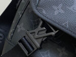 Borsa di lusso in pelle con chiusura geometrica in metallo nero e dettagli raffinati.